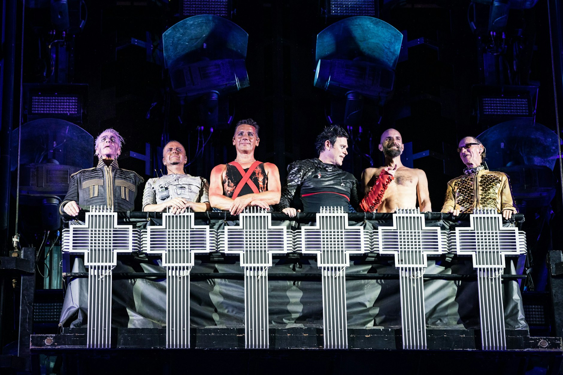 Die Musiker von Rammstein fuhren am Ende der Shows ihrer Stadion-Tour mit einem Fahrstuhl in die Höhe, verschwanden im Bühnenhimmel.