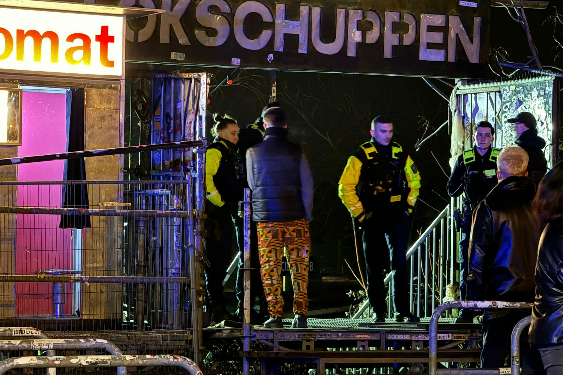 Gegen 0.30 Uhr wurde die Berliner Feuerwehr zum Lokschuppen gerufen.