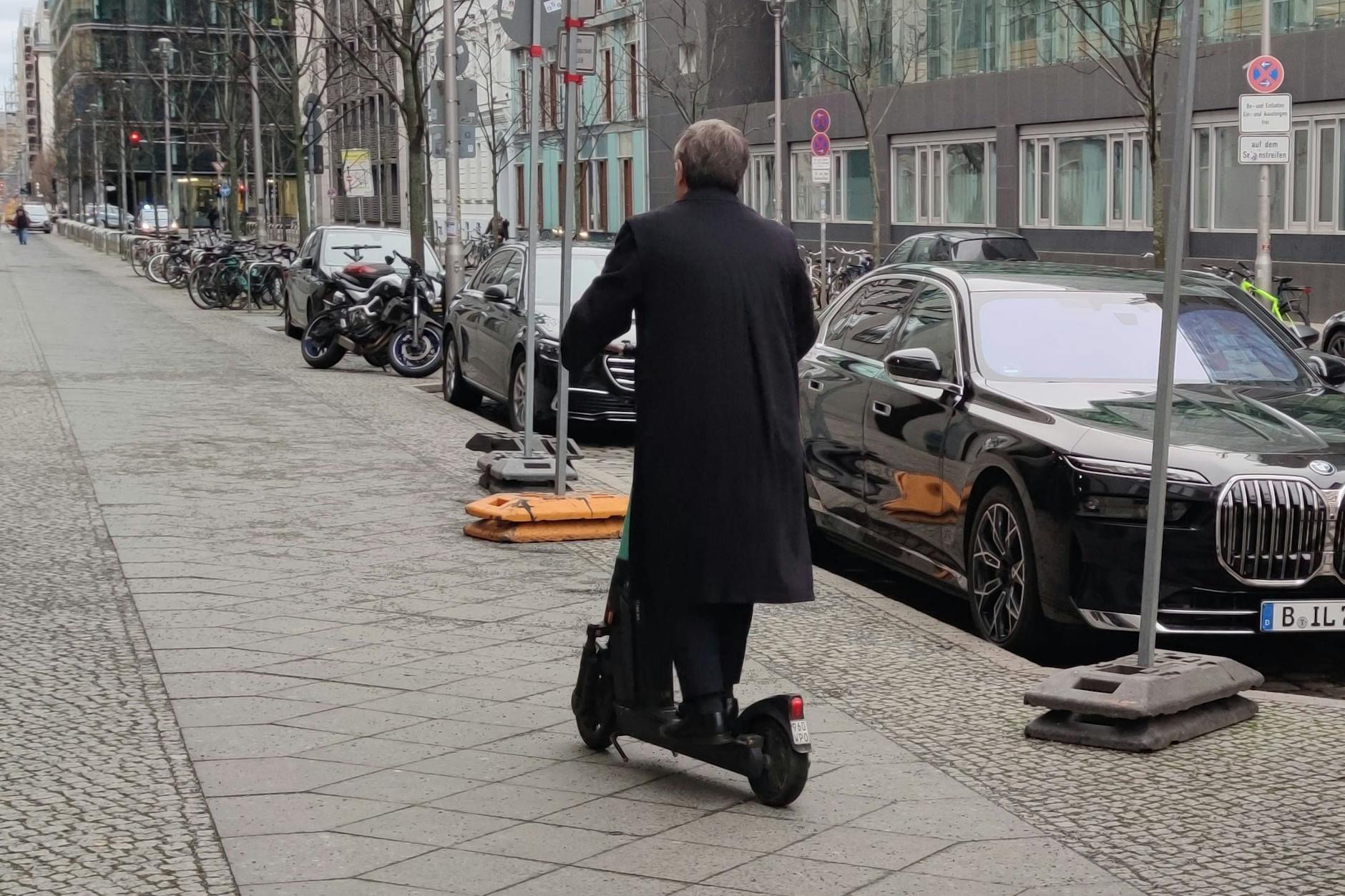 (Symbolfoto) Am Freitag müssen Berliner theoretisch alles unternehmen, um zur Arbeit zu kommen und zur Not auf (Miet-)Autos, Fahrräder oder sogar E-Scooter ausweichen.
