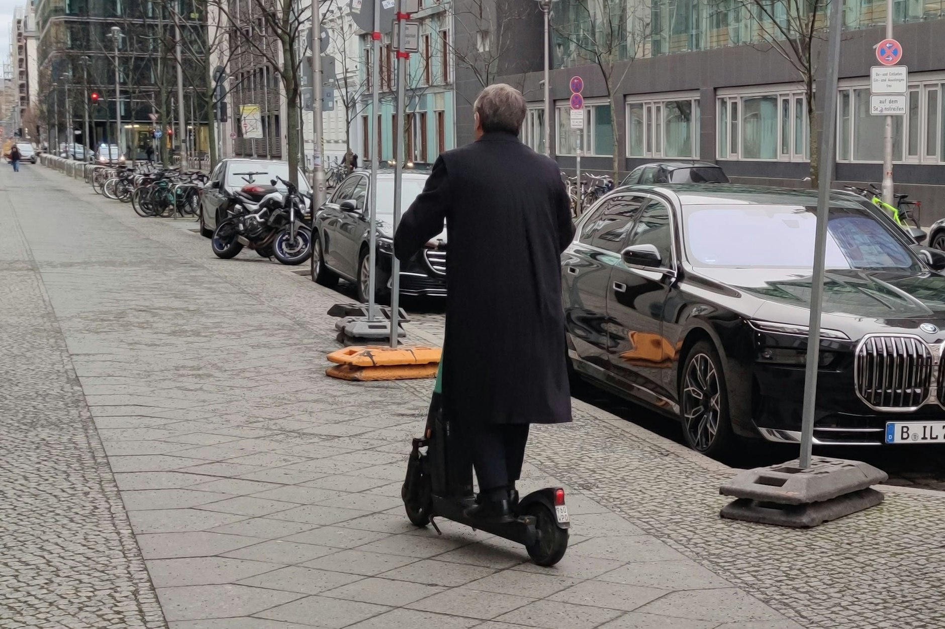 (Symbolfoto) Am Freitag müssen Berliner theoretisch alles unternehmen, um zur Arbeit zu kommen und zur Not auf (Miet-)Autos, Fahrräder oder sogar E-Scooter ausweichen.