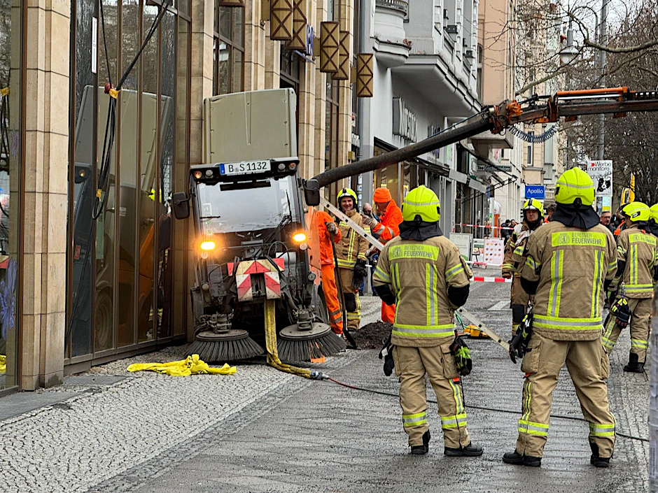 In Berlin sind innerhalb weniger Tage zwei Kehrmaschinen in den Untergrund eingebrochen.