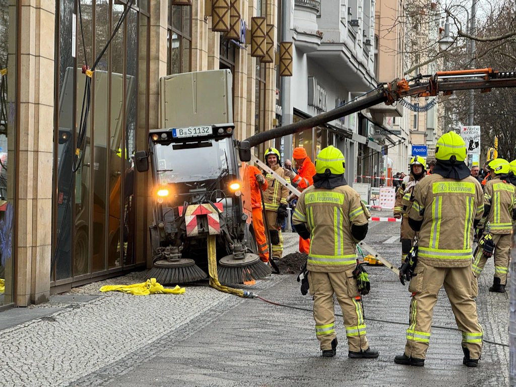 Berlins Gehwege brechen ein: BSR-Kehrmaschinen versinken im Boden