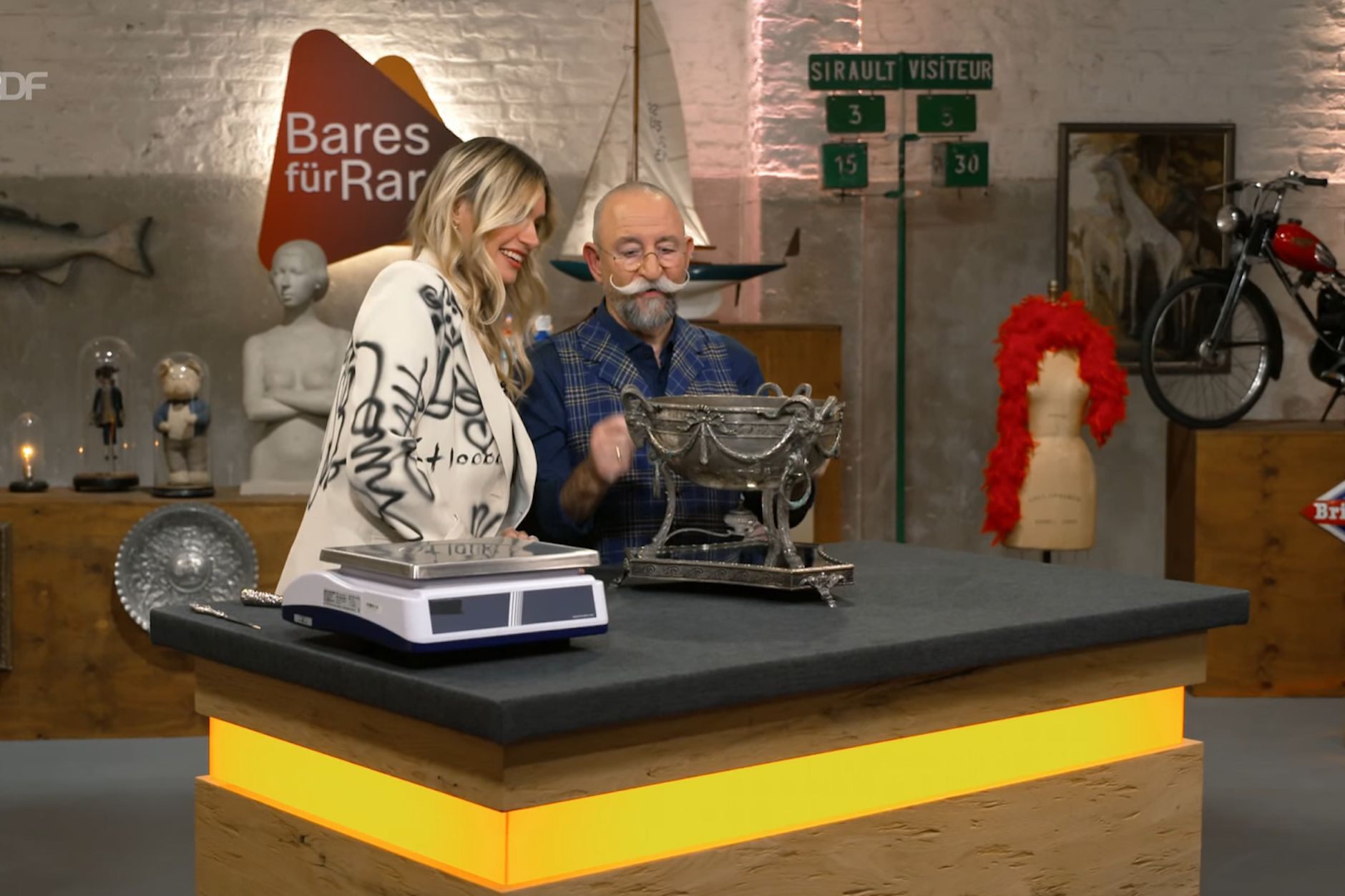 Eine alte Schüssel? Nee, ein Pokal von Kaiser Wilhelm II.! Auch Horst Lichter muss sich das besondere Objekt bei „Bares für Rares“ erst einmal ganz genau anschauen - mit Unterstützung von Bianca Berding.