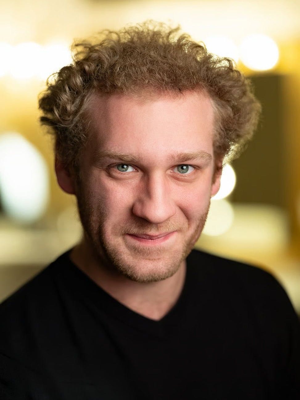 Johannes Hallervorden steht für Persönlichkeit, Humor und Nähe zum Publikum.