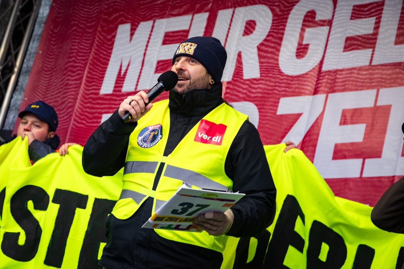 Manuel von Stubenrauch sprcht auf einer Veranstaltung der Gewerkschaft Verdi