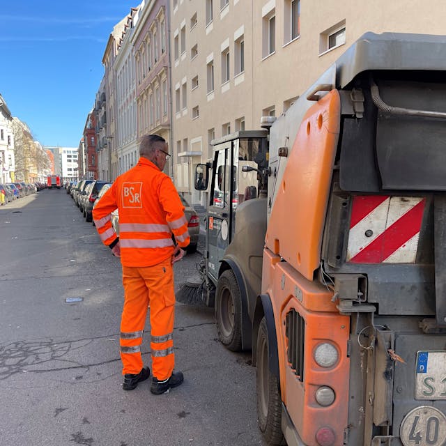 Schon wieder bricht eine BSR-Kehrmaschine auf dem Gehweg ein