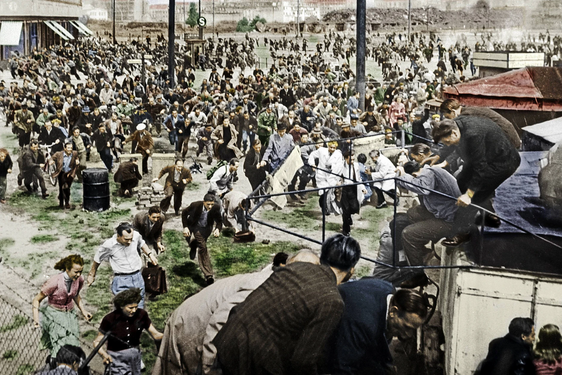 Teilnehmer flüchten während des Arbeiteraufstands am 17. Juni 1953 in Ost-Berlin.