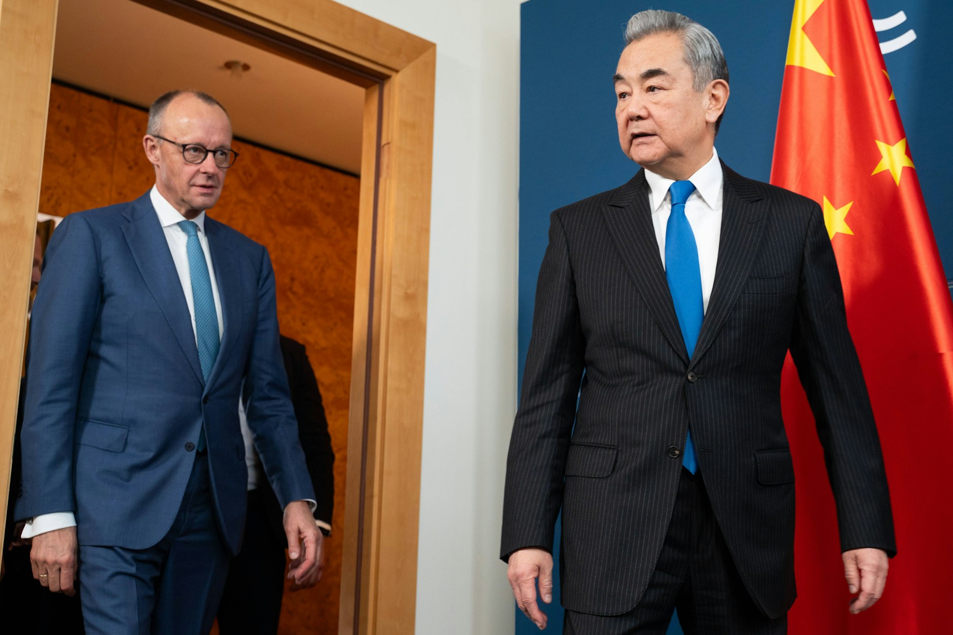 Der chinesische Außenminister Wang Yi und Bundeskanzler Friedrich Merz bei der Münchner Sicherheitskonferenz im Hotel Bayerischer Hof.