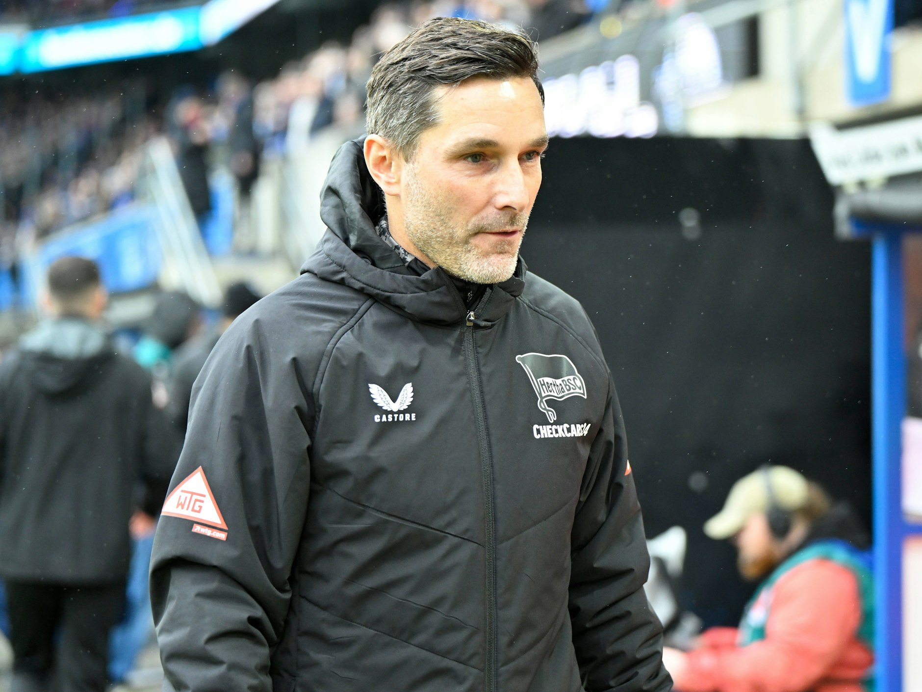 Hertha-Trainer Stefan Leitl konnte es nicht fassen, wie willenlos sein Team in Paderborn unterging.