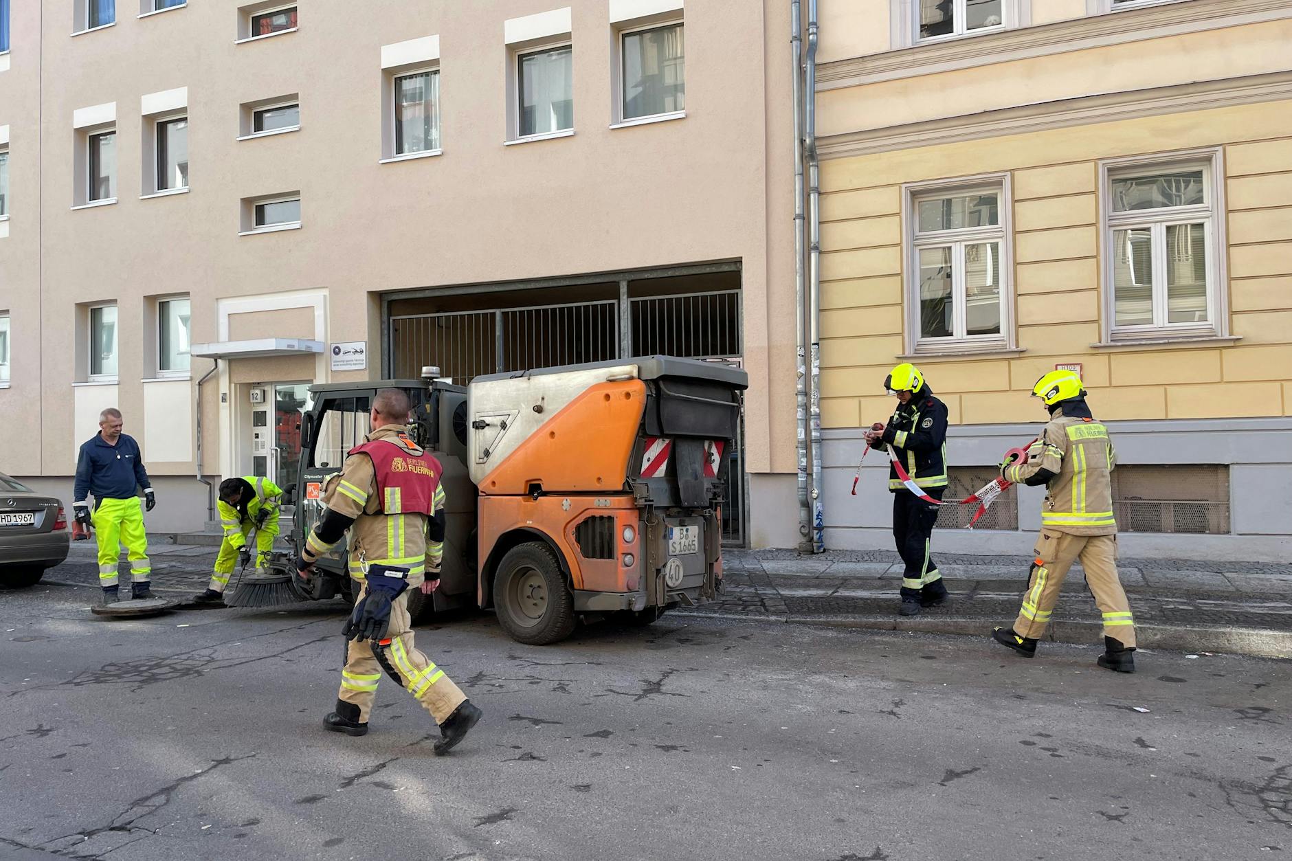 Absperrungen werden rund um die Einbruchsstelle in der Almstadtstraße eingerichtet.