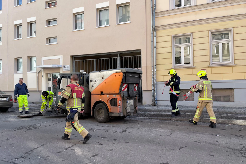 Absperrungen werden rund um die Einbruchsstelle in der Almstadtstraße eingerichtet.