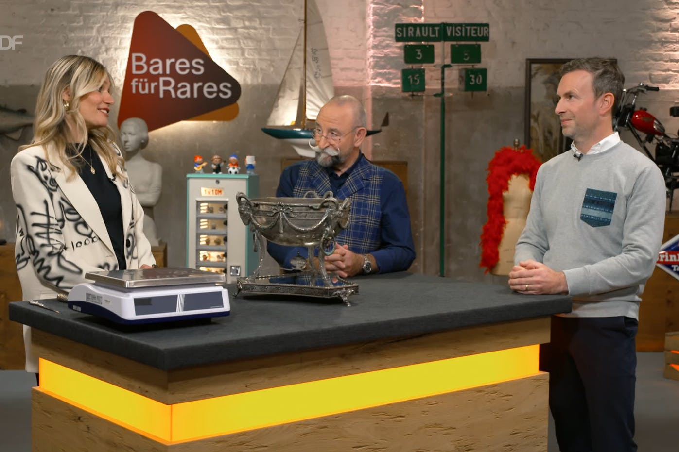 „Bares für Rares“-Kandidat Damien Koke mit Bianca Berding und Horst Lichter bei der Expertise.