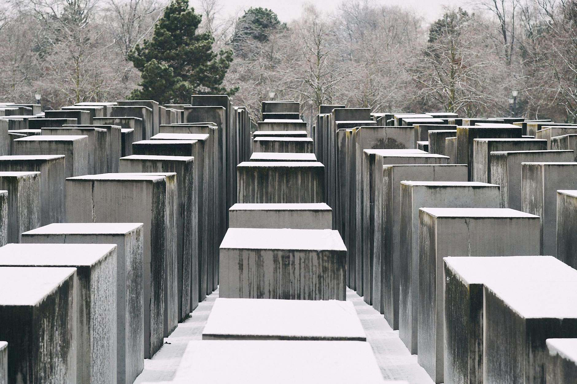 Rund ein Jahr nach dem Messerangriff auf einen spanischen Touristen am Holocaust-Mahnmal hat die Bundesanwaltschaft eine lebenslange Freiheitsstrafe gegen den Angeklagten gefordert.