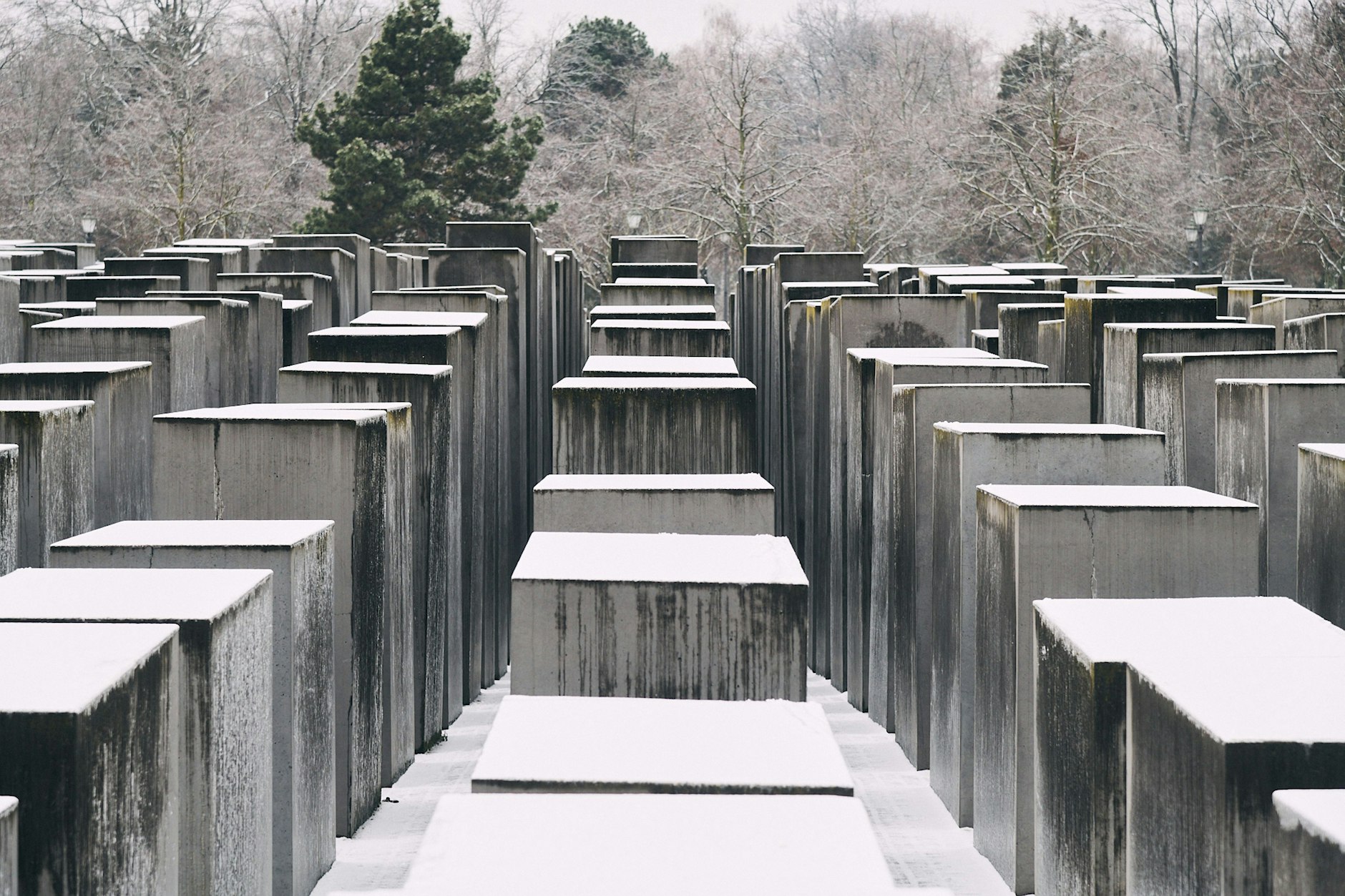 Rund ein Jahr nach dem Messerangriff auf einen spanischen Touristen am Holocaust-Mahnmal hat die Bundesanwaltschaft eine lebenslange Freiheitsstrafe gegen den Angeklagten gefordert.