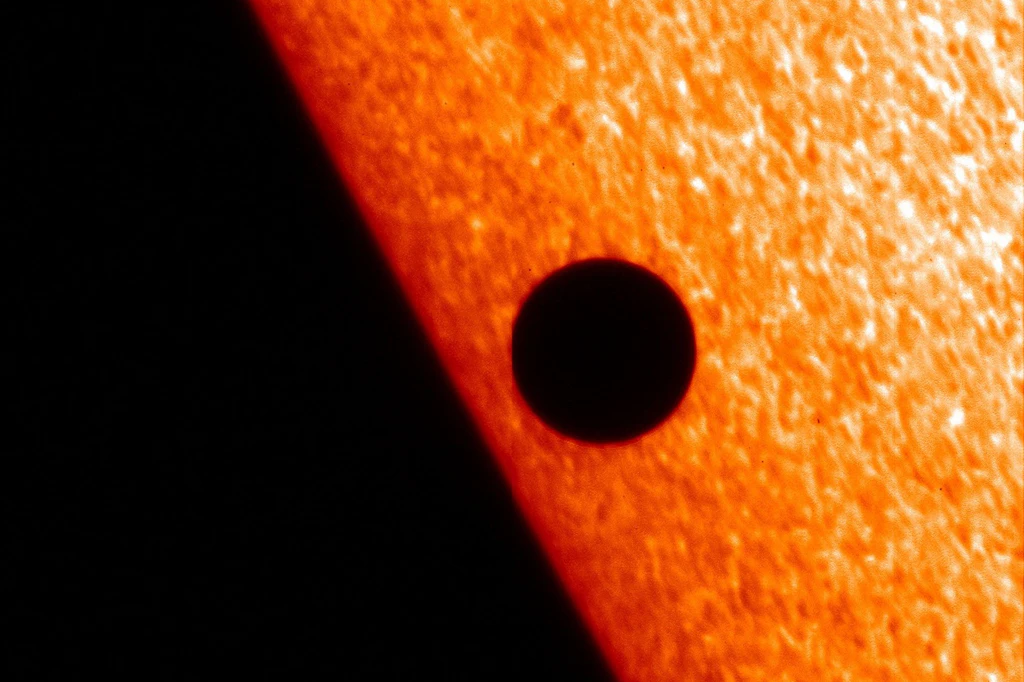 Der Planet Merkur zieht vor der Sonne vorbei und wurde dabei mit dem Weltraumteleskop Hinode aufgenommen.
