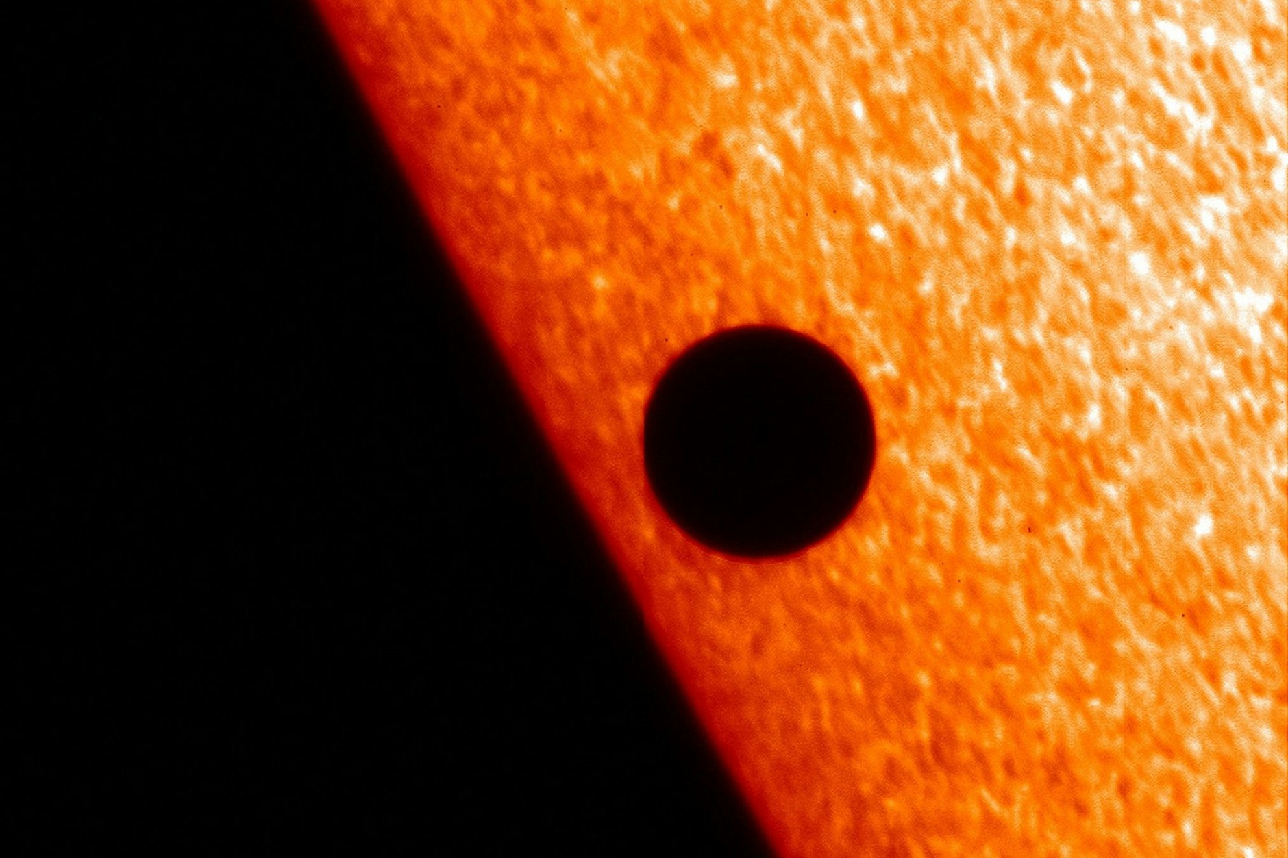 Der Planet Merkur zieht vor der Sonne vorbei und wurde dabei mit dem Weltraumteleskop Hinode aufgenommen.