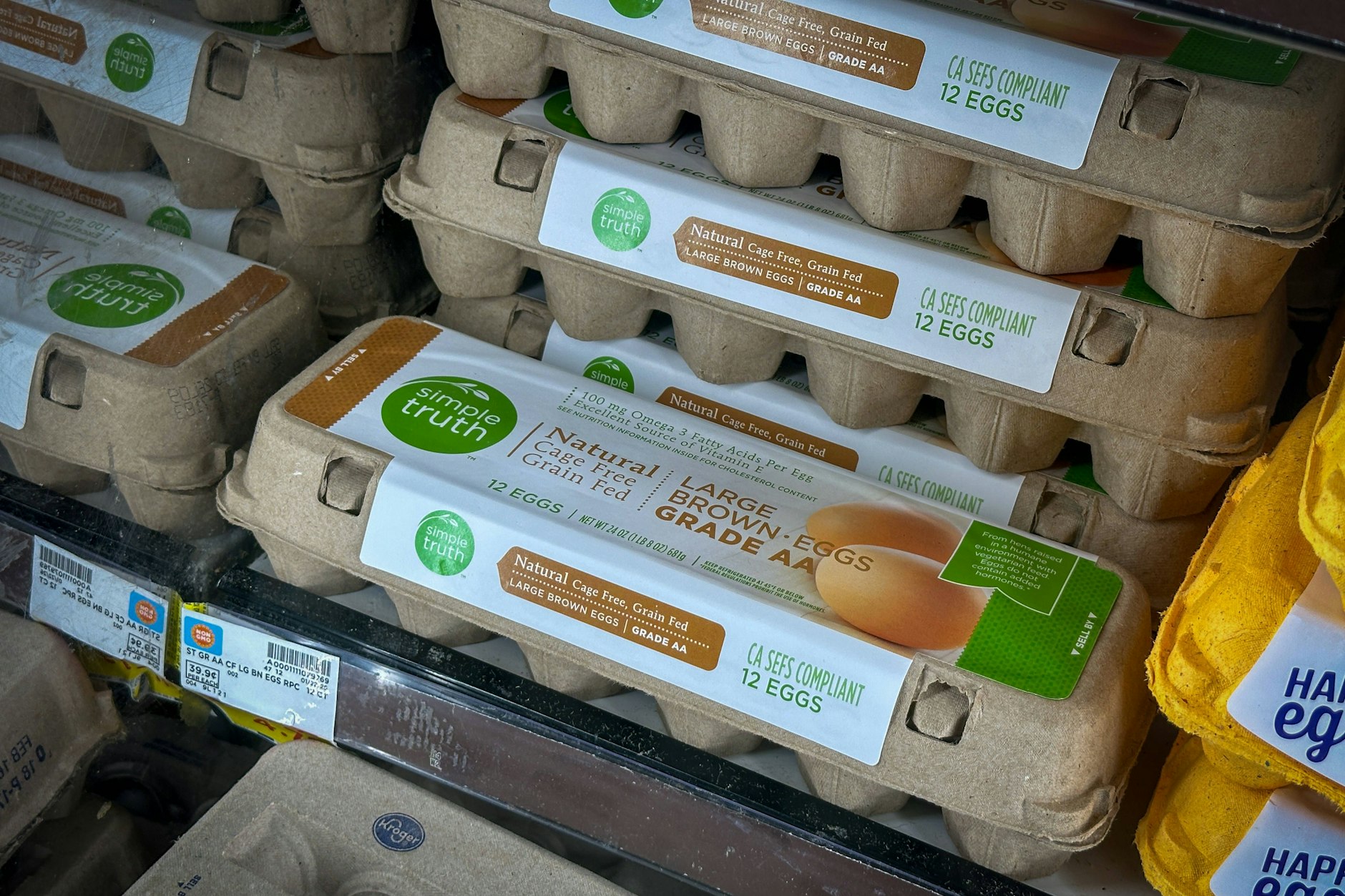 In Supermärkten liegen Eier in Regalen und werden nicht gekühlt, da ihre natürliche Schutzschicht ausreichend ist.