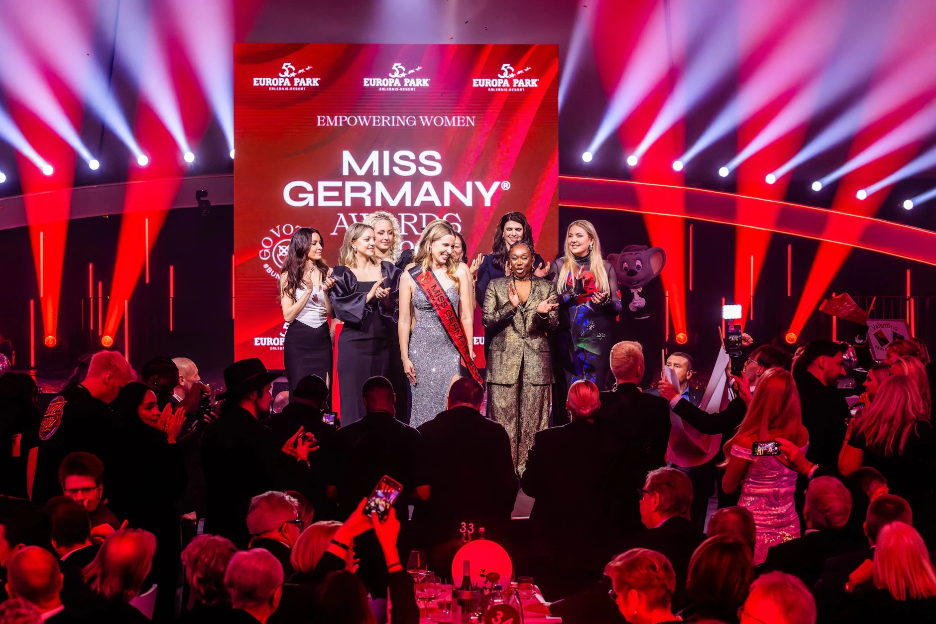 Valentina Busik (M., mit Schärpe), Gewinnerin des Miss-Germany-Finale 2025, steht auf der Bühne und freut sich.