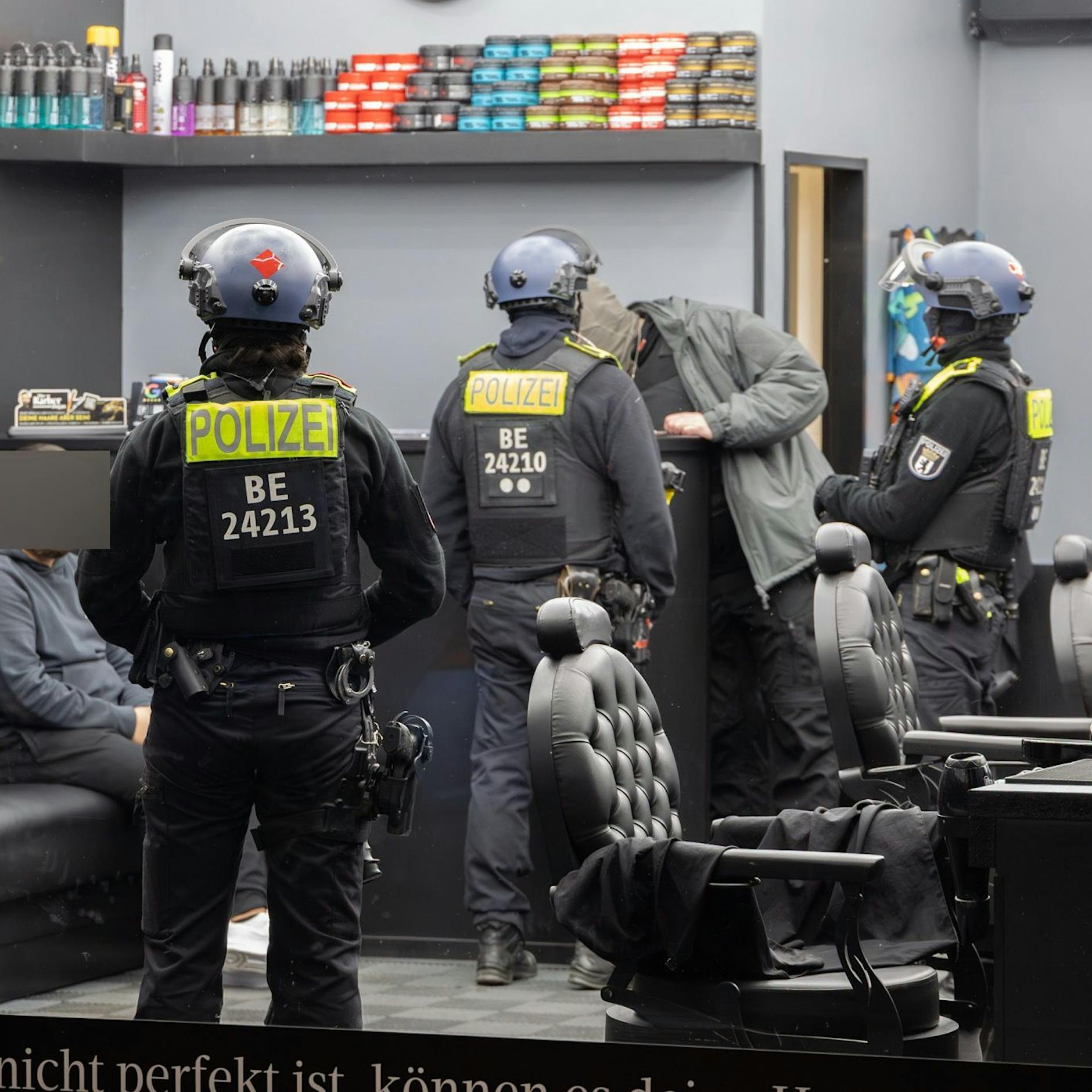 Polizei findet bei XXL-Razzia in Berlin Drogen und Waffen
