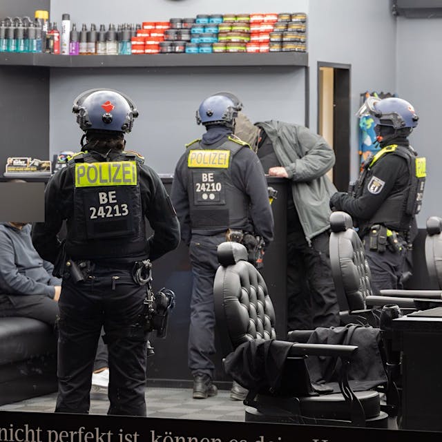 Polizei findet bei XXL-Razzia in Berlin Drogen und Waffen