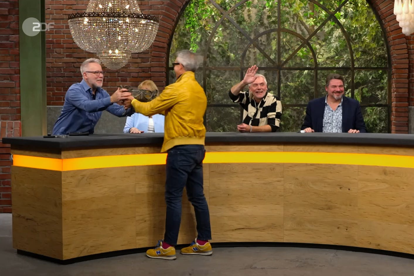 Jubel im Händlerraum bei „Bares für Rares“: Jan Cisek hat die besondere Schale von Kaiser Wilhelm II. ersteigert.