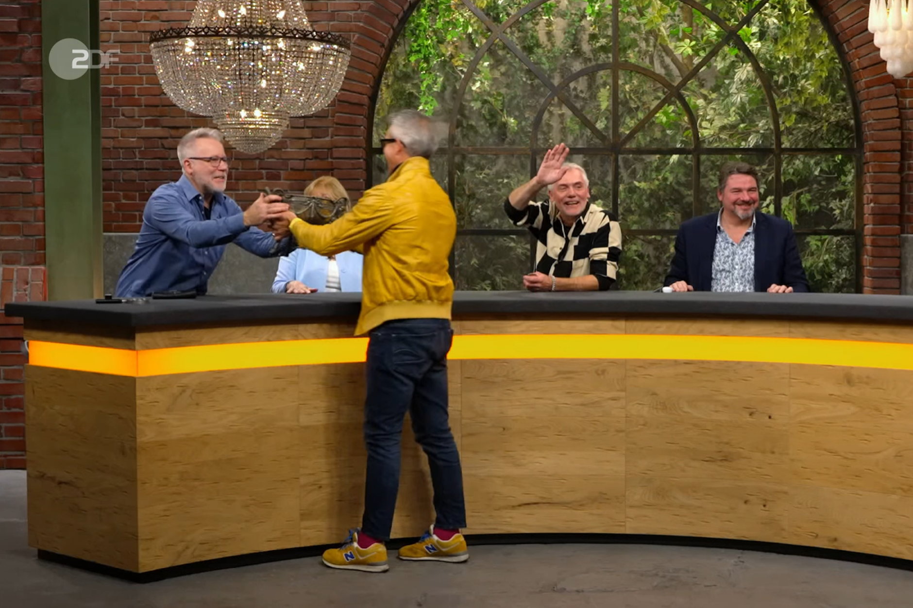 Jubel im Händlerraum bei „Bares für Rares“: Jan Cisek hat die besondere Schale von Kaiser Wilhelm II. ersteigert.