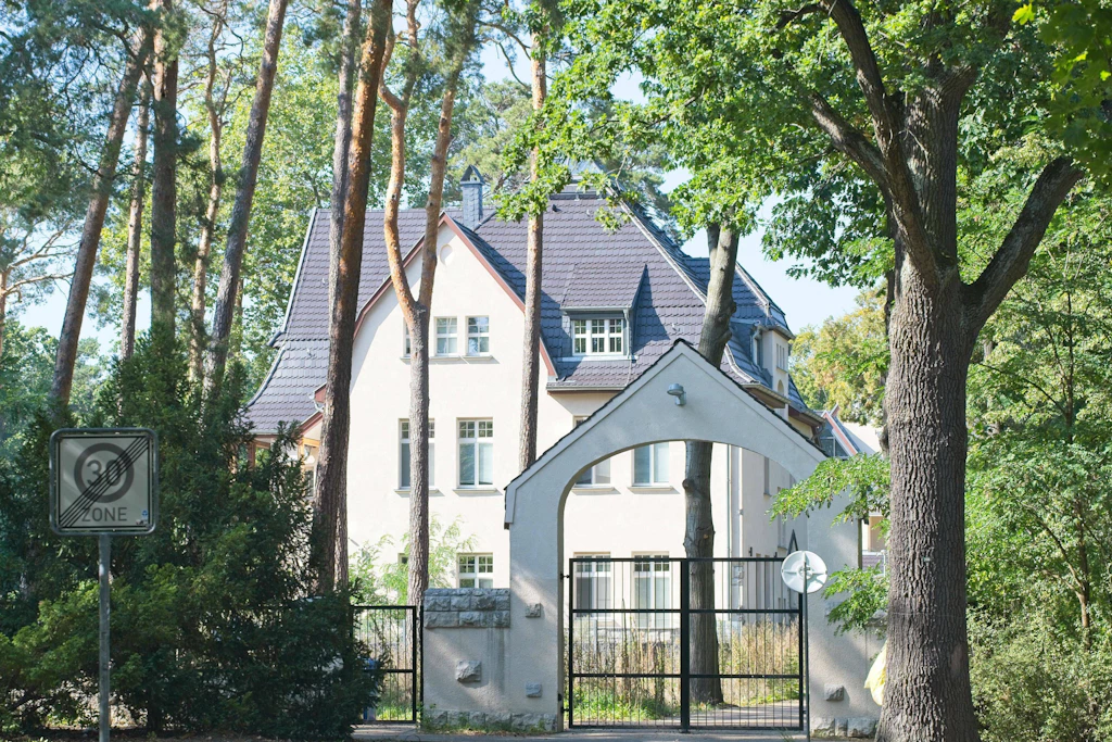Heute hat die Staatsanwaltschaft Frankfurt Oder auch die Villa des Abou-Chaker-Clans in Kleinmachnow durchsucht.