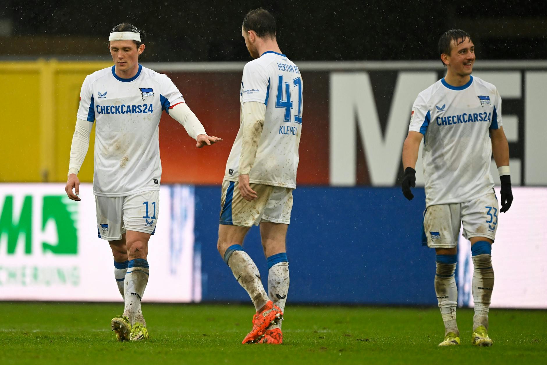 Der Tiefpunkt der Saison: Vergangenen Sonntag verlor Hertha BSC mit 2:5 in Paderborn. Damit ist der Aufstieg futsch. Kapitän Fabian Reese, Pascal Klemens und Michal Karbownik waren total gefrustet.