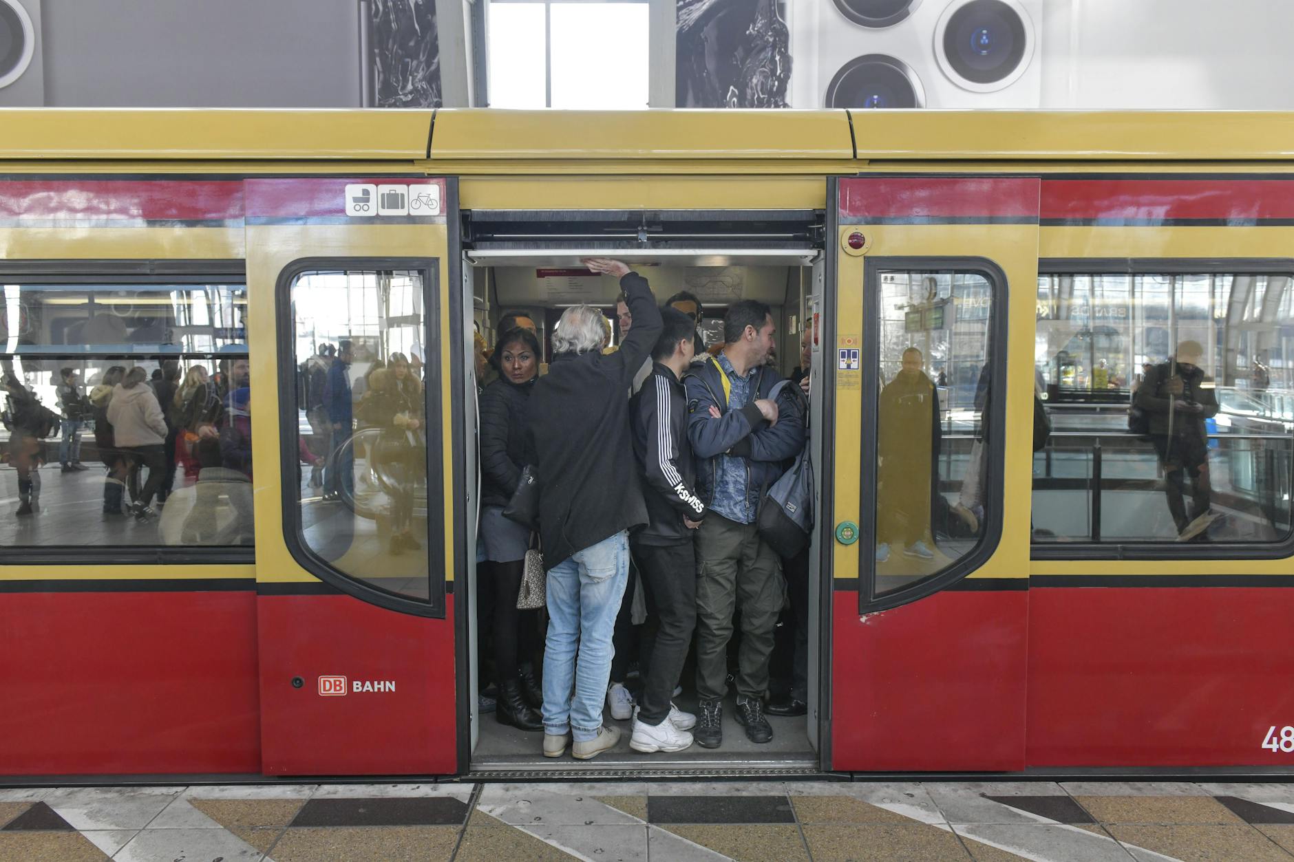 Da die BVG streikt, werden die S-Bahnen am Freitag rappelvoll sein.
