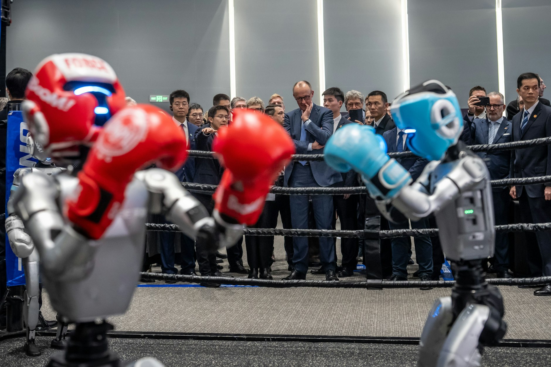 Humanoide Roboter können in China bereits Kickboxen. Da kann Bundeskanzler Friedrich Merz nur staunen.
