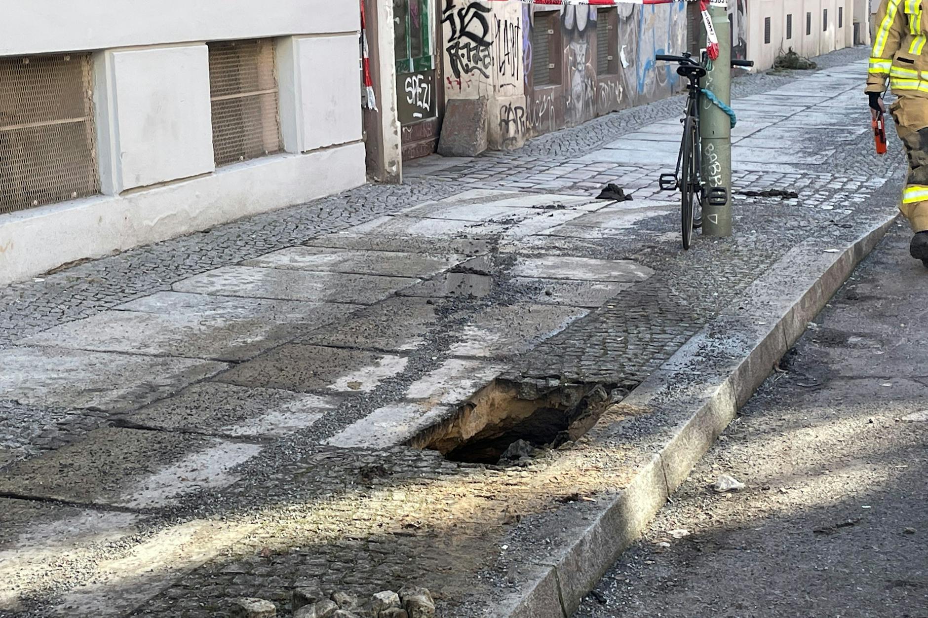 Ein Loch klafft im Bürgersteig in Berlin-Mitte, eine Kehrmaschine ist eingebrochen