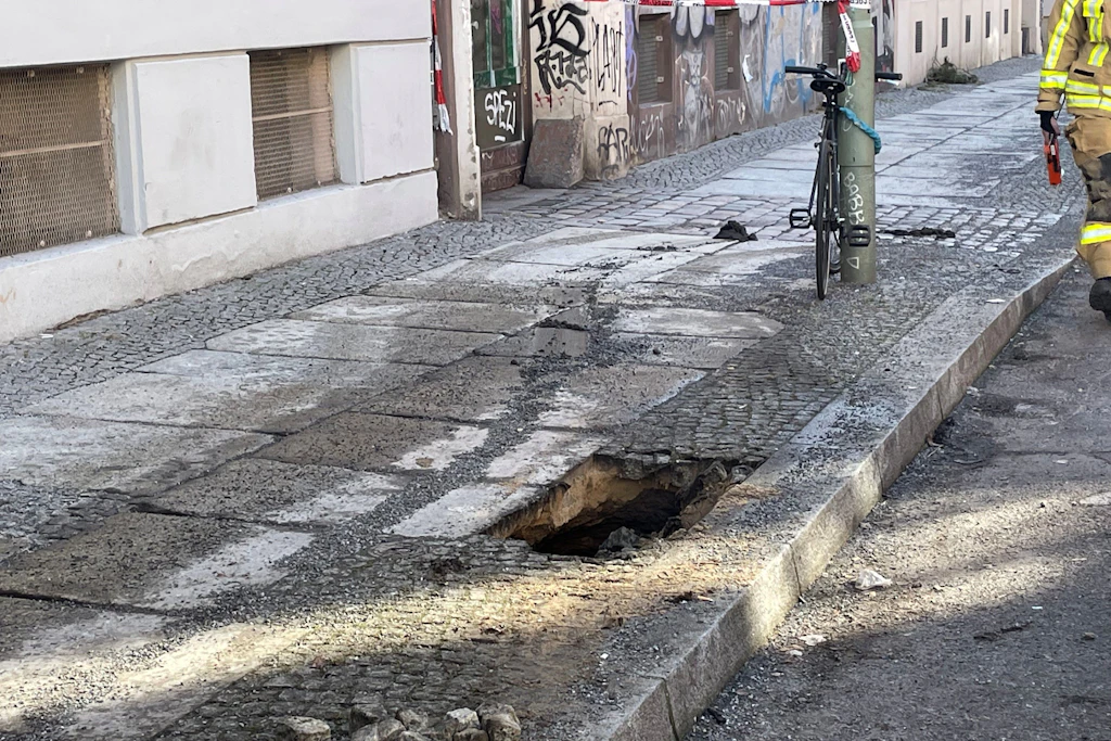 Ein Loch klafft im Bürgersteig in Berlin-Mitte, eine Kehrmaschine ist eingebrochen