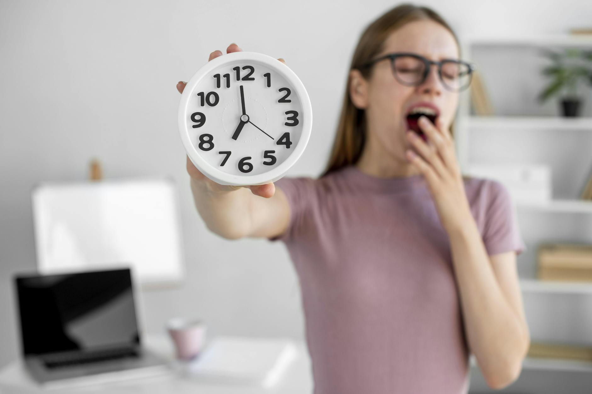 Wenn uns eine Stunde Schlaf gestohlen wird, hat das große Auswirkungen.