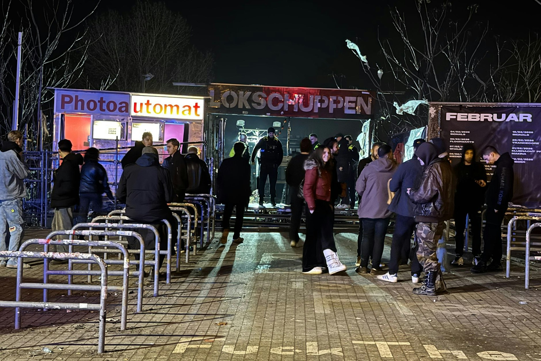 Besucher verließen wegen des beißenden Geruchs den Lokschuppen.