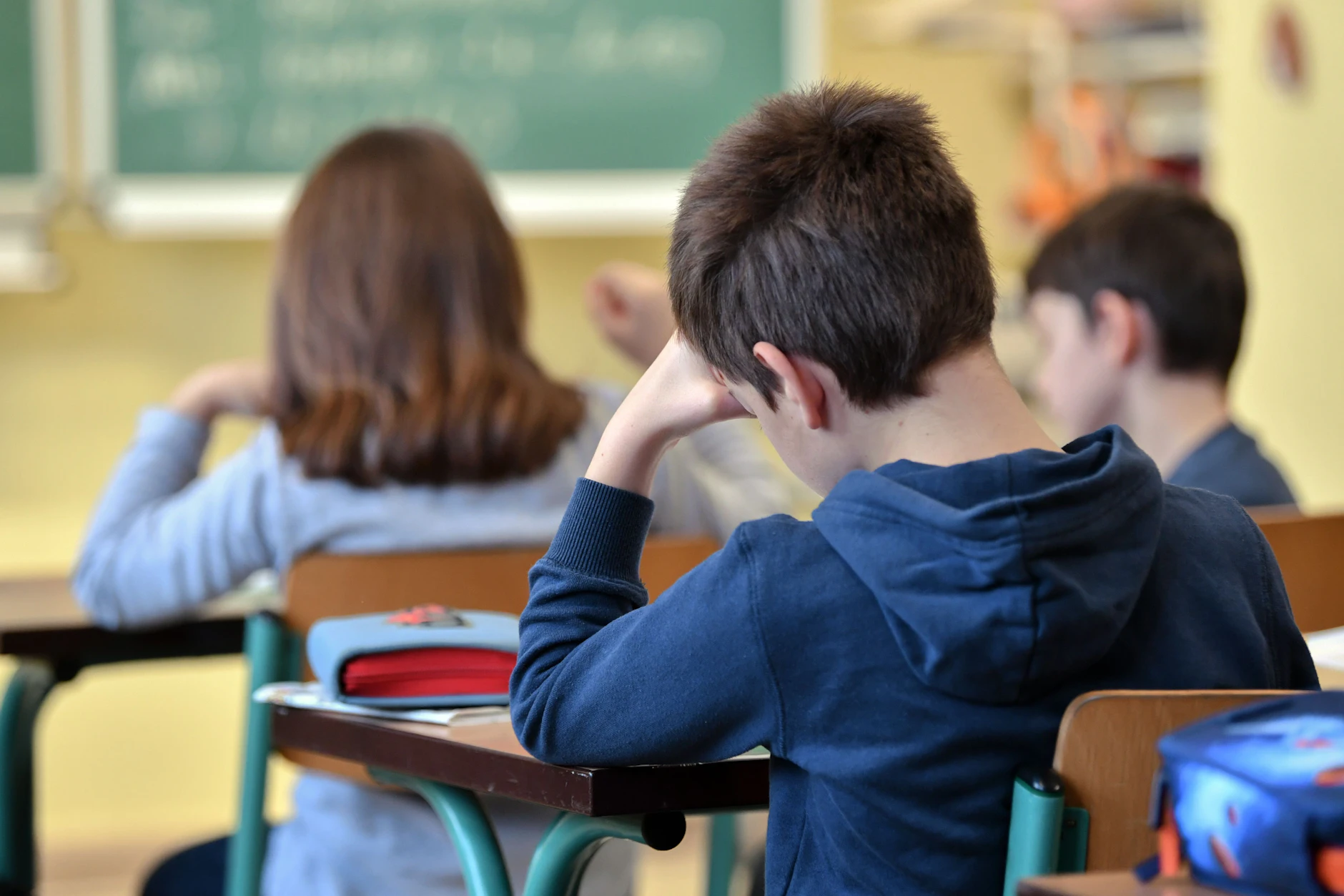 Wegen des Warnstreiks im öffentlichen Nahverkehr wird die Präsenzpflicht für Schüler in Brandenburg am Freitag ausgesetzt.