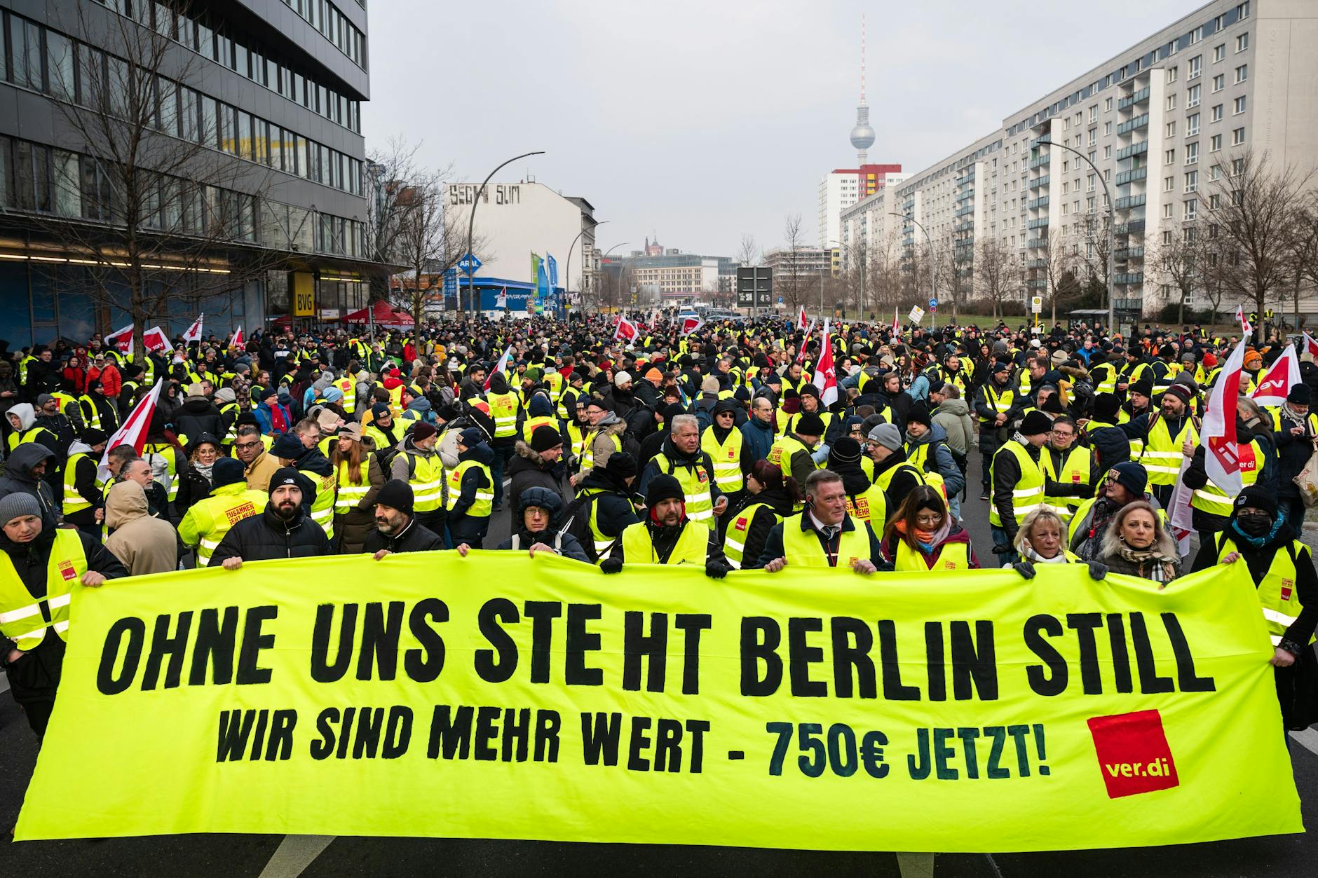 Die Mitarbeiter der BVG streiken immer wieder, wenn es Tarifverhandlungen gibt. Viele Berlinerinnen und Berliner sind inzwischen mehr als genervt.