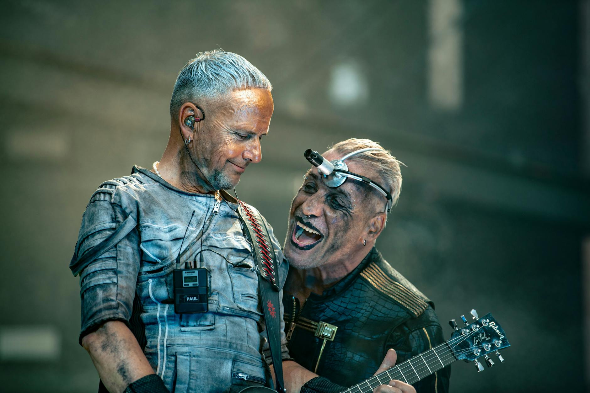 Gehen die Rocker von Rammstein bald wieder auf Tour? Bei der großen Stadion-Tour hatten sie sichtlich Spaß. Hier: Frontmann Till Lindemann (rechts) und Gitarrist Paul Landers.