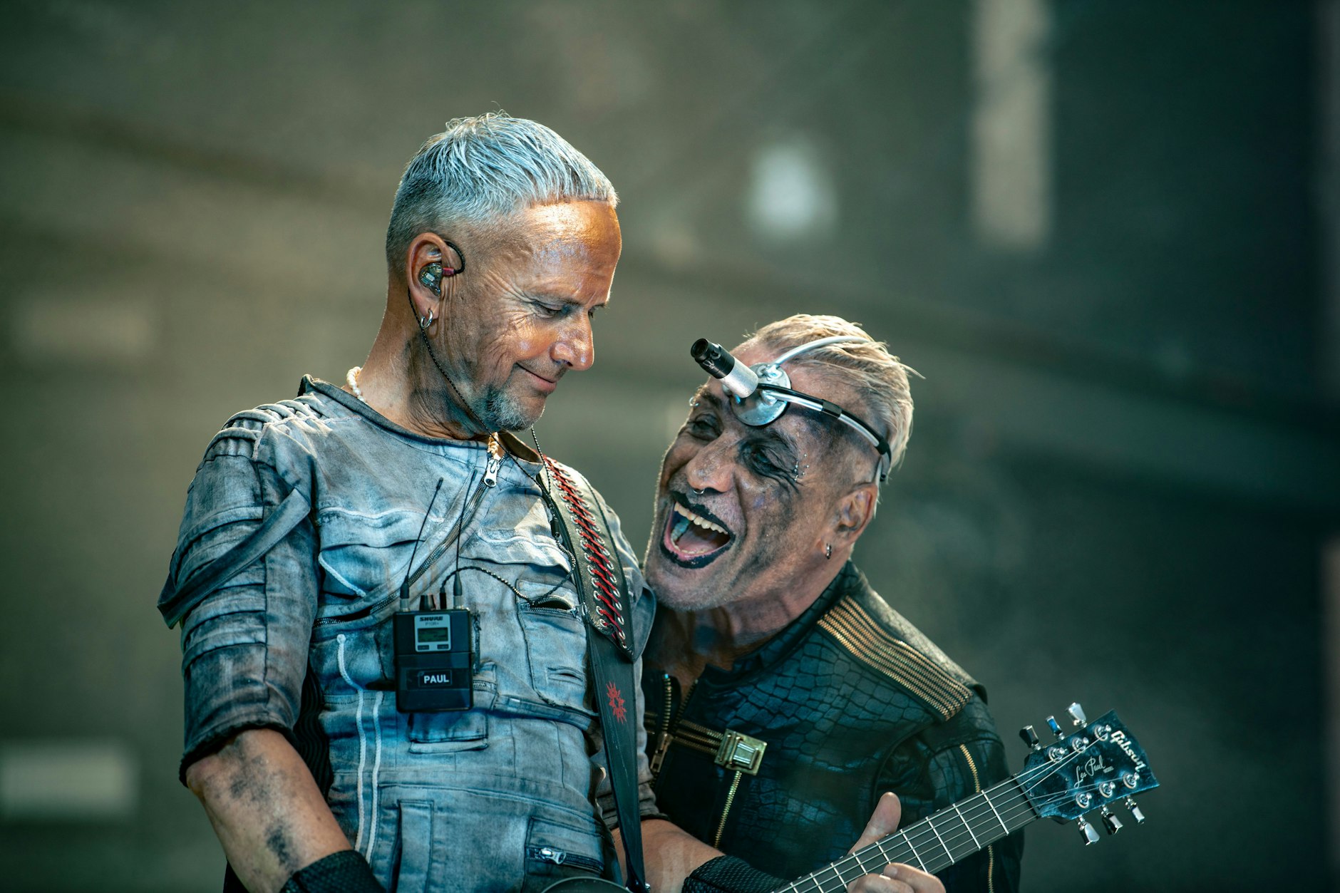 Gehen die Rocker von Rammstein bald wieder auf Tour? Bei der großen Stadion-Tour hatten sie sichtlich Spaß. Hier: Frontmann Till Lindemann (rechts) und Gitarrist Paul Landers.