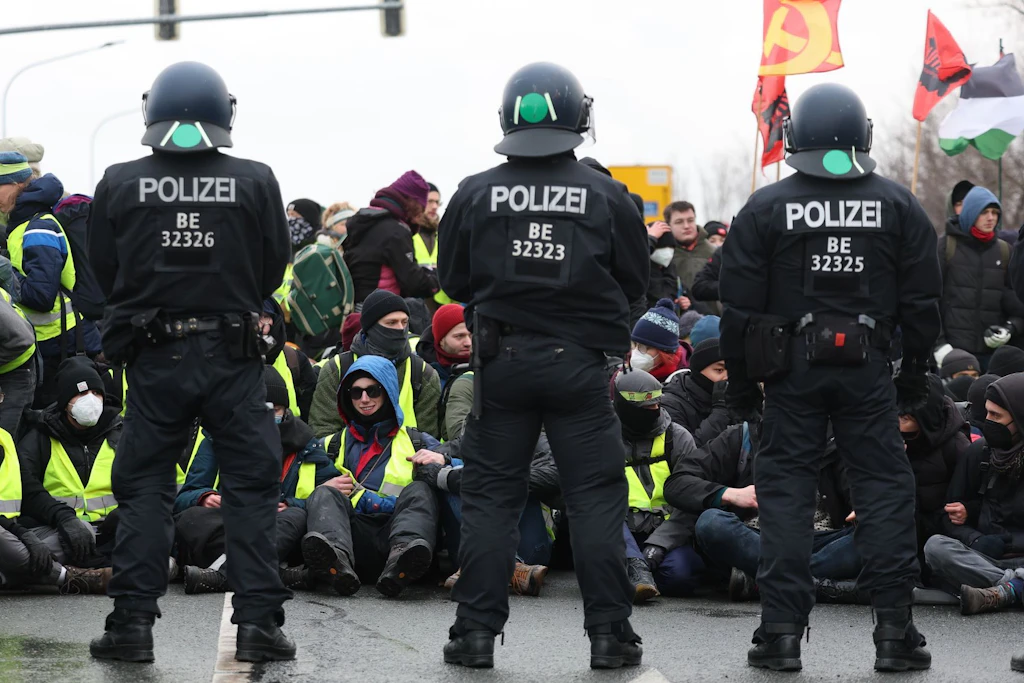Polizisten stoppen Demonstration gegen den Bundesparteitag der AfD in Riesa: Die Beamten mussten Zwangsmittel anwenden.