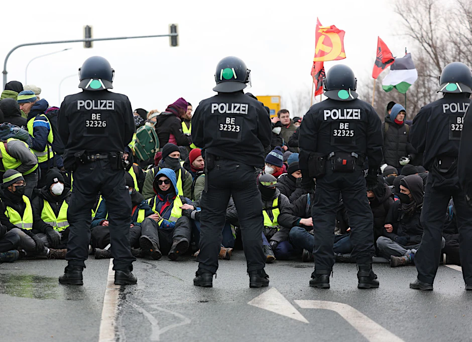 Polizisten stoppen Demonstration gegen den Bundesparteitag der AfD in Riesa: Die Beamten mussten Zwangsmittel anwenden.
