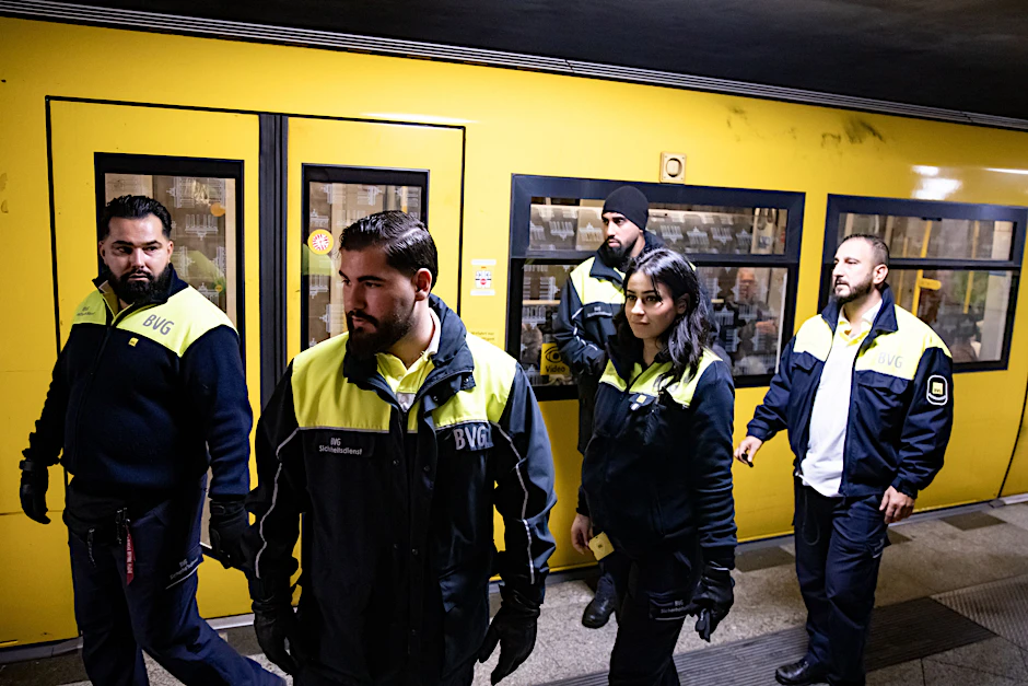 Sicherheitsmitarbeiter im Einsatz am Bahnhof Kottbusser Tor der Linie U8 in Berlin am 23. Oktober 2024.