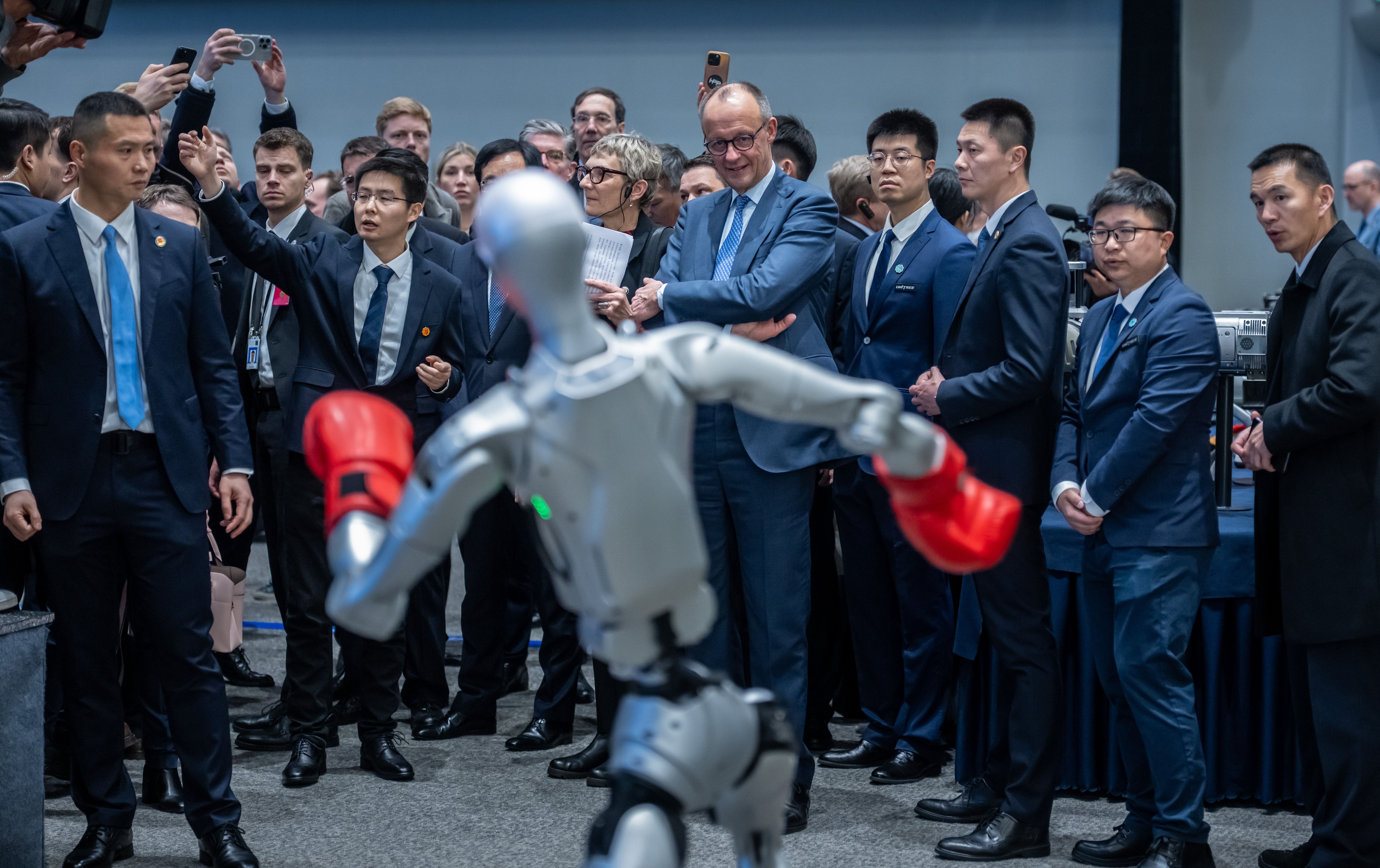 Image - Showdown in Hangzhou: Merz staunt über Chinas Kung-Fu-Roboter
