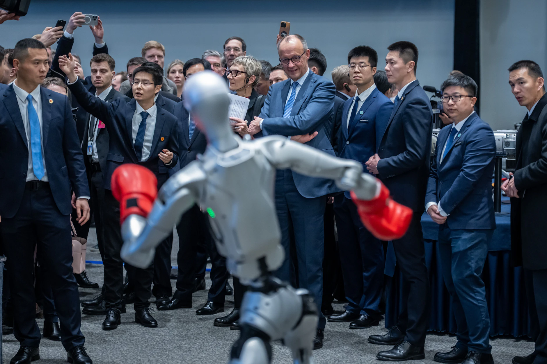 Merz besucht die Firma Unitree Robotics in der Provinz Zhejiang und lässt sich von Gründer Wang Xingxing durch die Präsentationsräume führen.