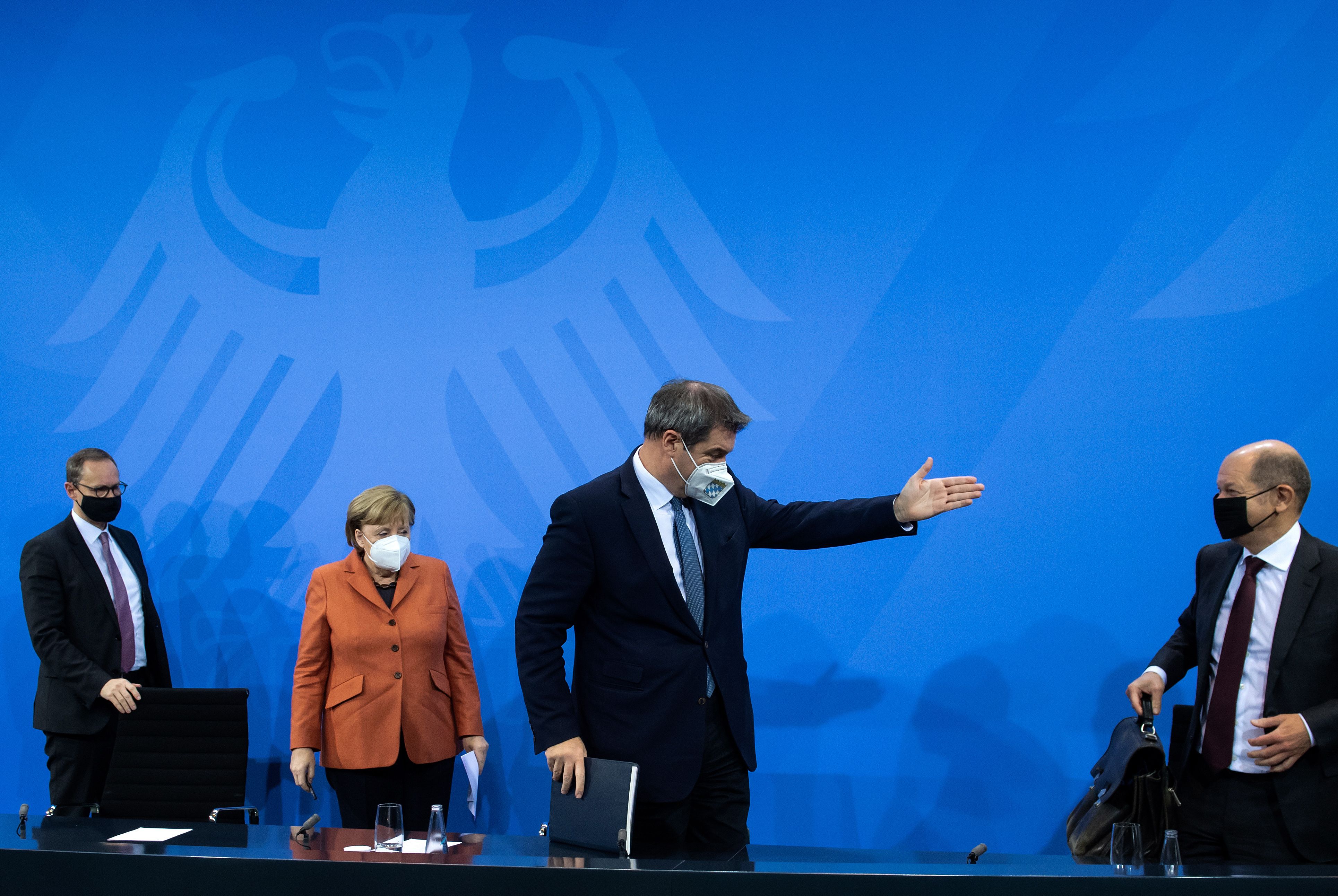 Corona-Politiker beklatschen sich selbst: „Haben nach bestem Wissen entschieden“