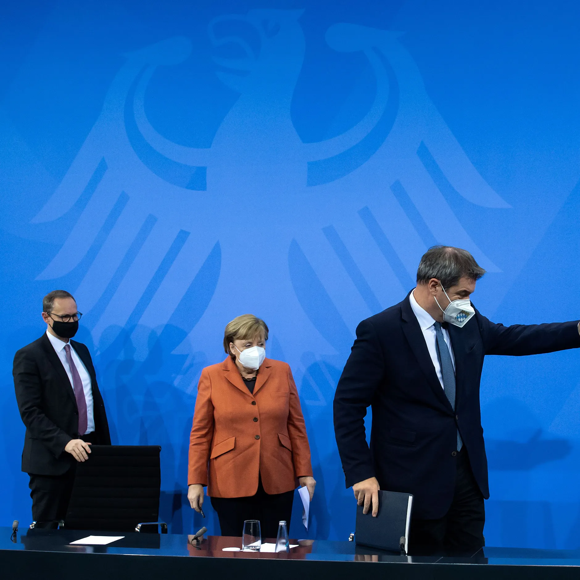 Image - Corona-Politiker beklatschen sich selbst: „Haben nach bestem Wissen entschieden“