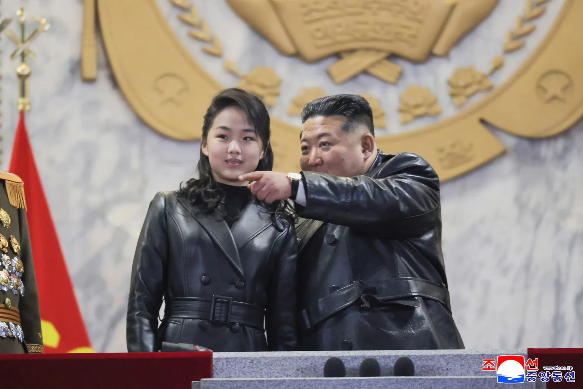 Der nordkoreanische Machthaber Kim Jong-un und seine Tochter Kim Ju-ae sehen der Militärparade zu.