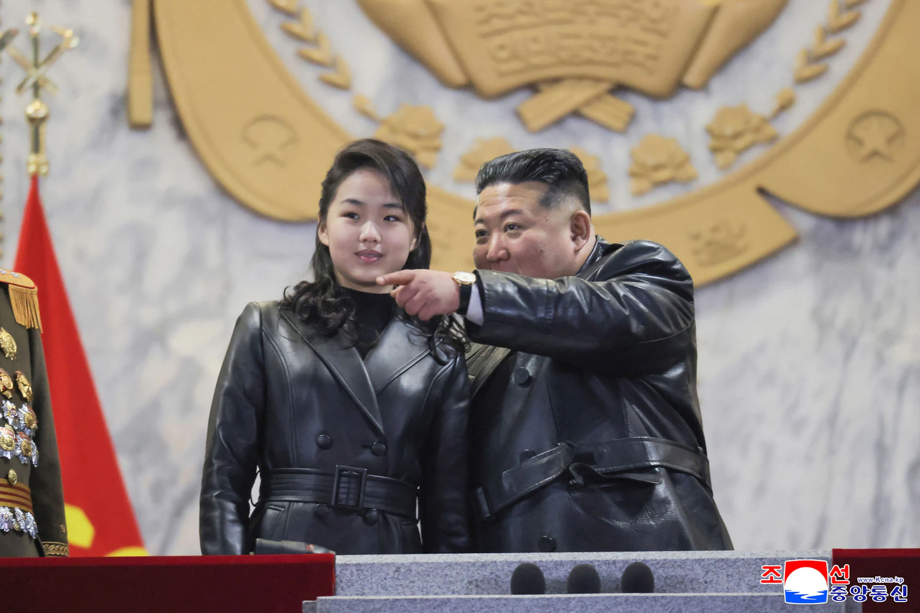 Der nordkoreanische Machthaber Kim Jong-un und seine Tochter Kim Ju-ae sehen der Militärparade zu.