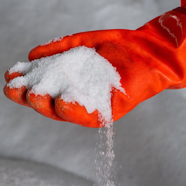 Berlin lockert Streusalz-Verbot, nimmt aber Eigentümer in die Pflicht