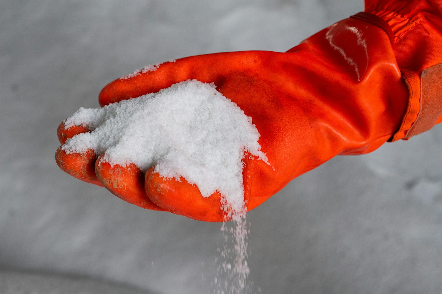 Berlin lockert Streusalz-Verbot, nimmt aber Eigentümer in die Pflicht