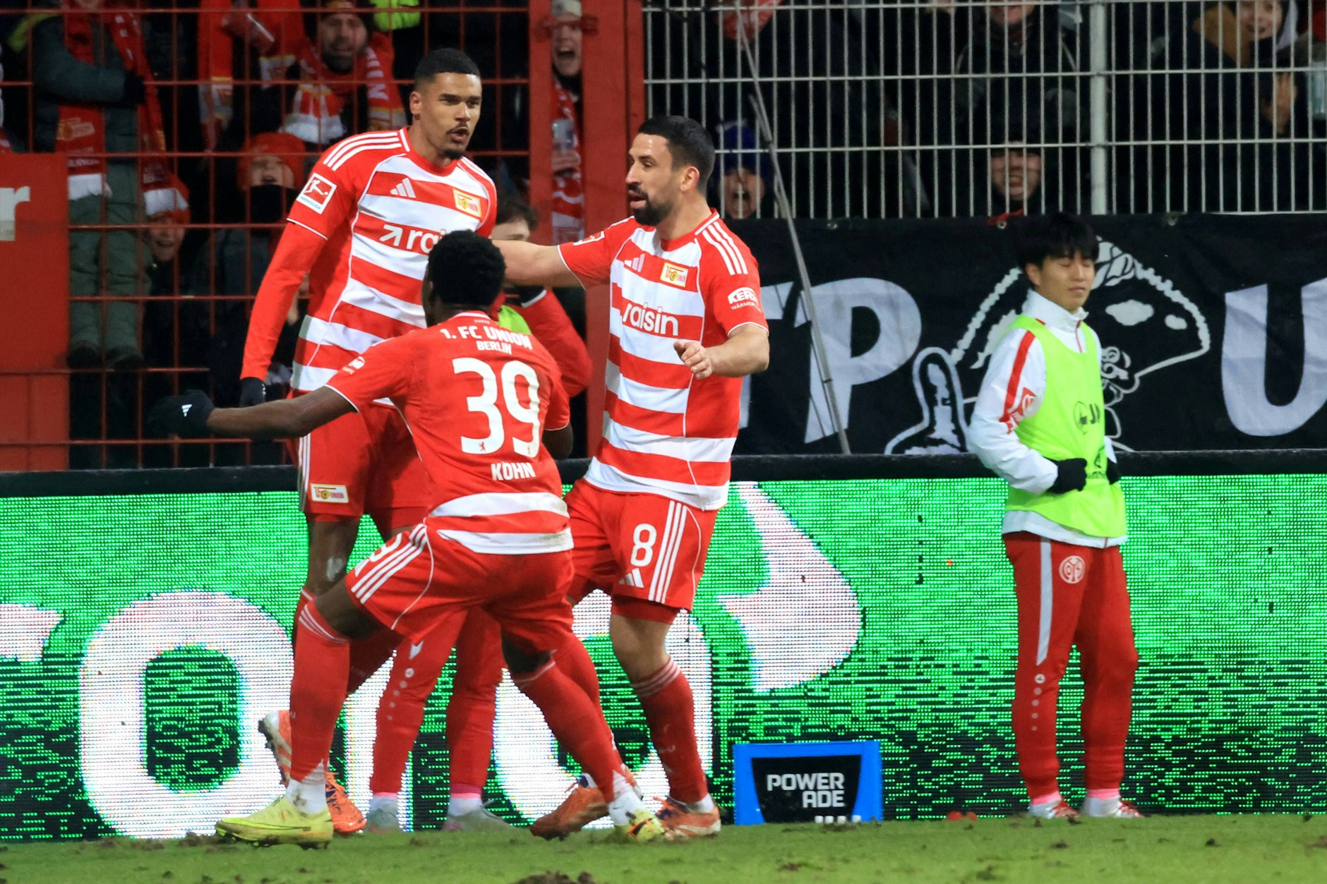 Die Union-Profis Danilho Doekhi, Derrick Köhn, und Rani Khedira (v.l.) haben gute Chance durch einen Verbandswechsel an der WM in den USA, Mexiko und Kanada teilzunehmen. 